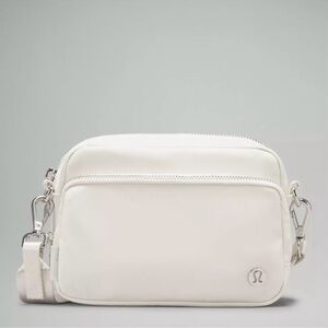 Lululemon "Everywhere Crossbody Bag 2LMetal Hardware" like new bone/silver